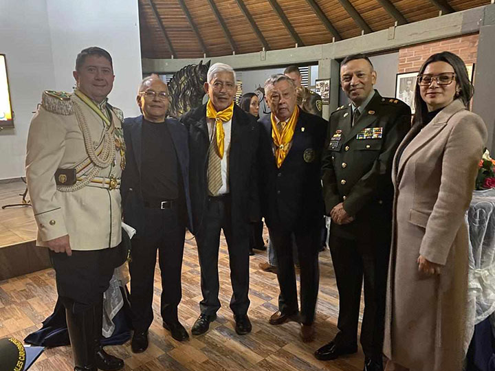 Asistentes al evento Carrusel Ecuestre 2025 junto con el director de GOCAR