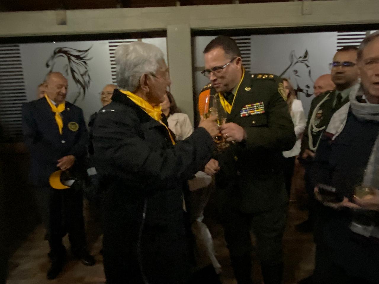 Director de la Policía Nacional y Director de GOCAR se estrechan la mano en el evento Carrusel Ecuestre 2025, en un gesto de respeto y camaradería institucional