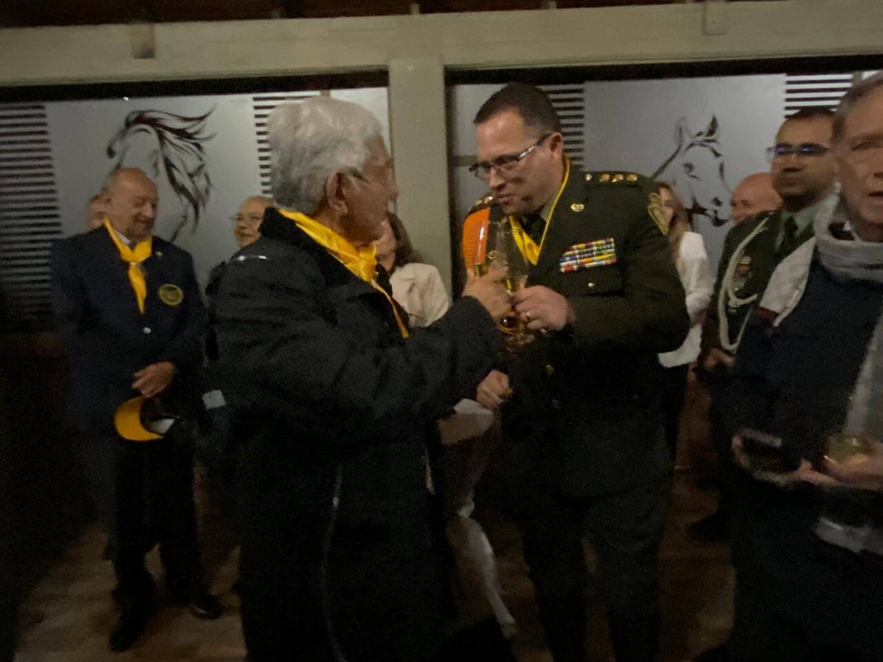 Director de la Policía Nacional y Director de GOCAR se estrechan la mano en el evento Carrusel Ecuestre 2025, en un gesto de respeto y camaradería institucional