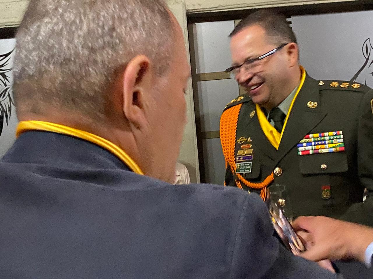 Director de la Policía Nacional saludando a invitados del evento Carrusel Ecuestre 2025