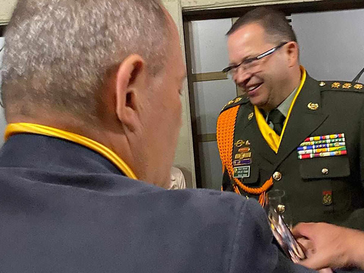 Director de la Policía Nacional saludando a invitados del evento Carrusel Ecuestre 2025
