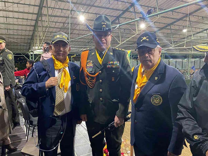 Oficiales asistentes posando para una foto durante el evento Carrusel Ecuestre 2025