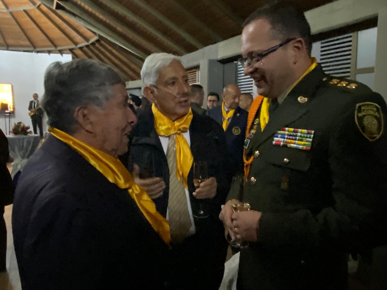 Director de la Policía Nacional hablando con el director de GOCAR y un invitado del evento Carrusel Ecuestre 2025