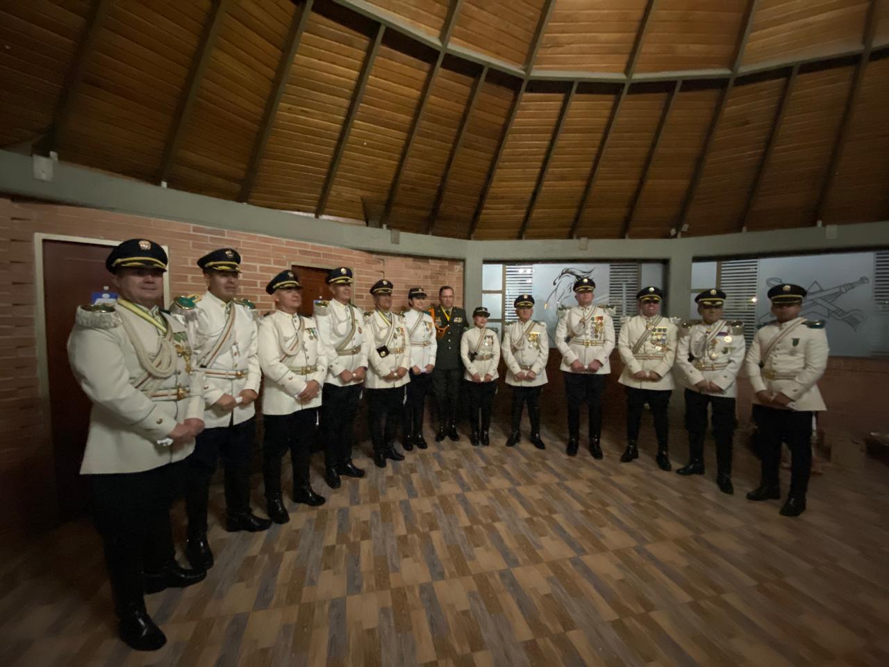 Oficiales asistentes al evento Carrusel Ecuestre 2025 luciendo uniforme de gala