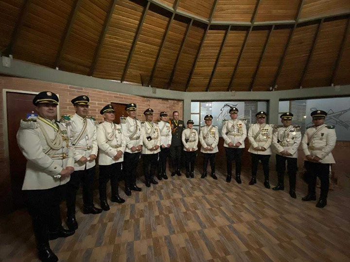 Oficiales asistentes al evento Carrusel Ecuestre 2025 luciendo uniforme de gala