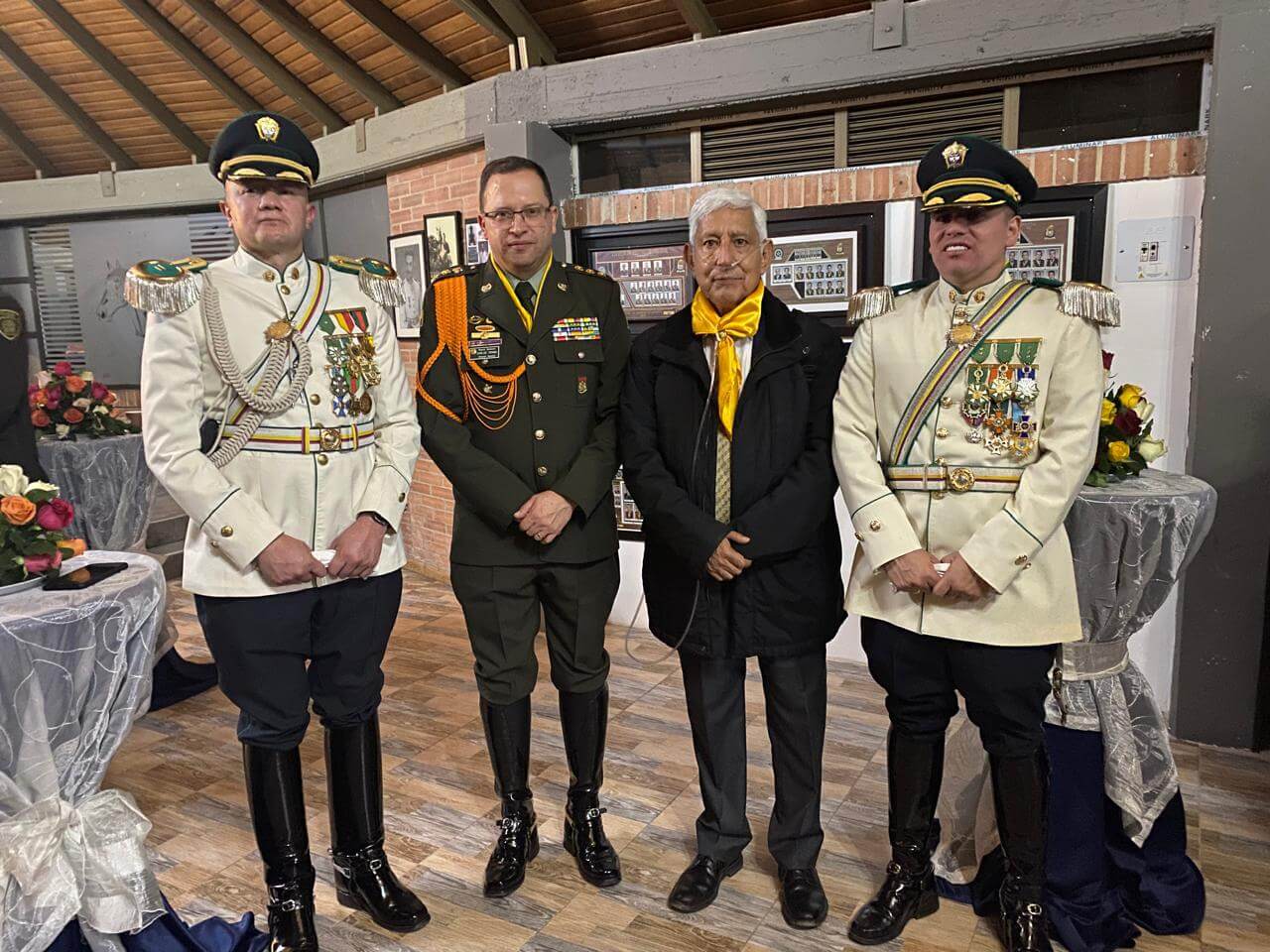Oficiales asistentes al evento Carrusel Ecuestre 2025 junto con el director de la Policía Nacional y el director de GOCAR