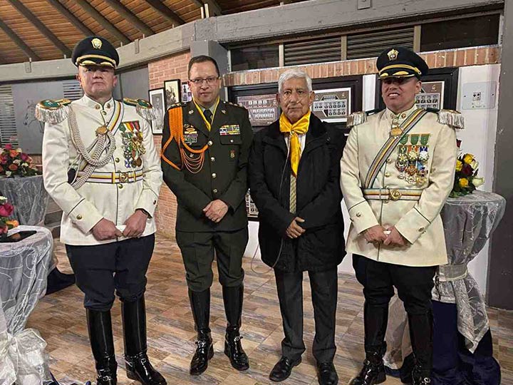 Oficiales asistentes al evento Carrusel Ecuestre 2025 junto con el director de la Policía Nacional y el director de GOCAR