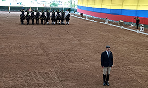 Inicio del carrusel ecuestre con presentación formal de los jinetes