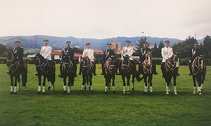 Desfile ecuestre durante rutina oficial del carrusel